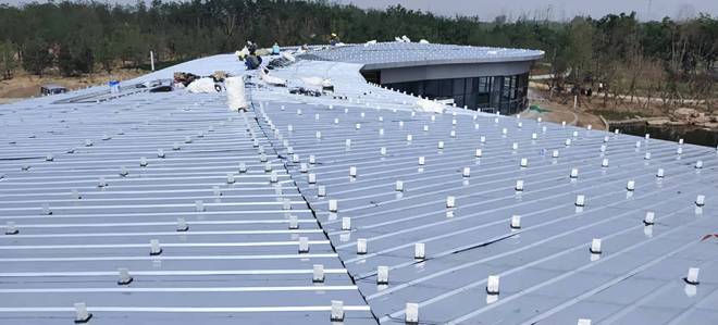 鋁鎂錳屋面板會被大風掀翻？抗風夾具是關鍵